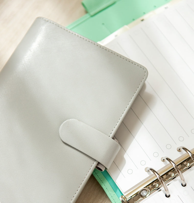 Organizer Personale Filofax Saffiano – Copertina Metallizzata Argento, Dimensioni Personali, Include Diario Settimanale